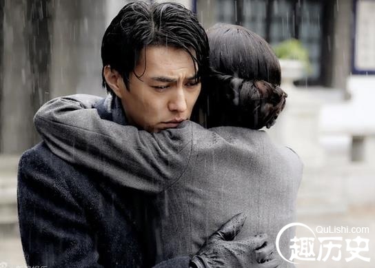 因为明汪两家一直不睦,明楼的父亲在世时曾嘱咐明楼不得去汪家的女人